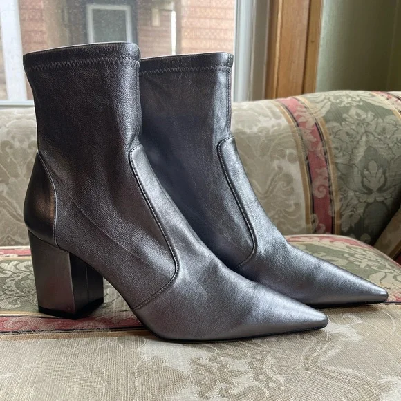 STUART WEITZMAN Metallic Block Heel Sock Booties. Size 8
N1-10 - Picture 1 of 8